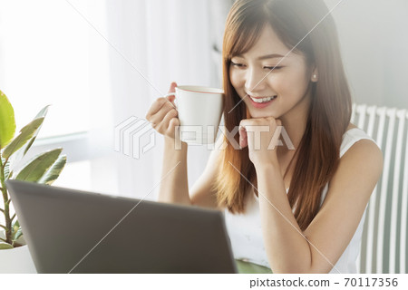 Business Woman, freelance, WFH 70117356