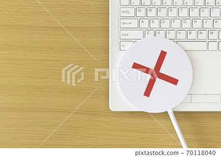 Laptop and Marubatsu plate on the table Laptop and Marubatsu plate on the table 70118040