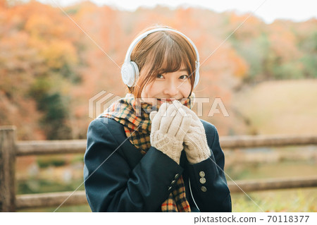 高中女生在冬天在戶外聽音樂 高中女生在冬天在戶外聽音樂 70118377