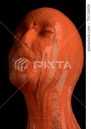 The head of a female mannequin is doused with paint The head of a female mannequin is doused with paint 70119004