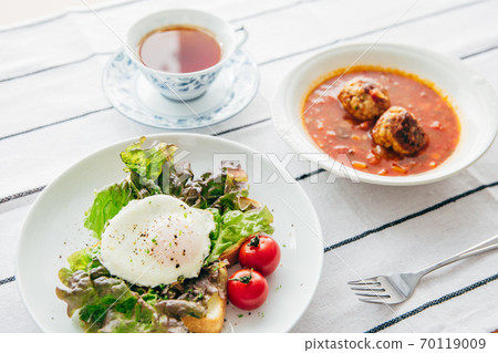 Fried egg toast breakfast 70119009