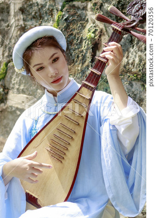 Portrait photo: Vietnamese girl in traditional costume 70120356