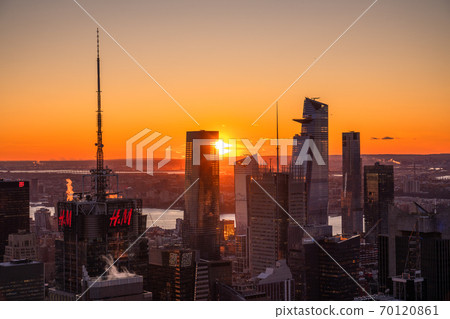 <<New York>> Manhattan skyscrapers and sunset <<New York>> Manhattan skyscrapers and sunset 70120861
