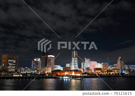 Yokohama / Minato Mirai 21 Office Lighted up from Osanbashi (TOWERS Milight) 70121615