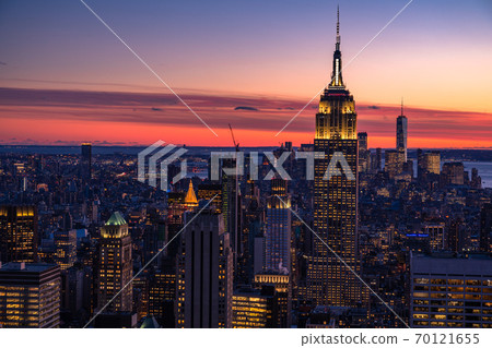 《紐約》曼哈頓摩天大樓的夜景 《紐約》曼哈頓摩天大樓的夜景 70121655