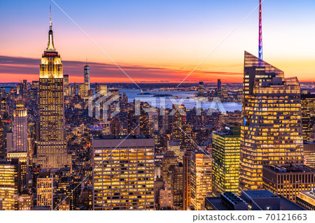 《紐約》曼哈頓摩天大樓的夜景 《紐約》曼哈頓摩天大樓的夜景 70121663