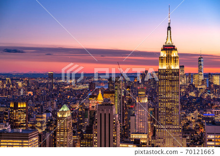 《紐約》曼哈頓摩天大樓的夜景 70121665