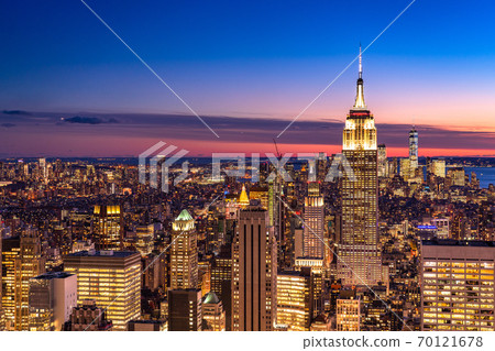 《New York》 Night view of Manhattan skyscrapers 70121678