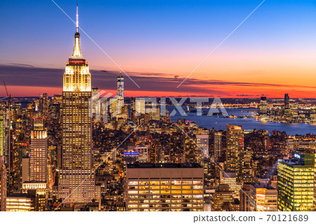 《紐約》曼哈頓摩天大樓的夜景 《紐約》曼哈頓摩天大樓的夜景 70121689