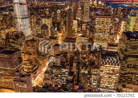 《紐約》曼哈頓摩天大樓的夜景 《紐約》曼哈頓摩天大樓的夜景 70121701