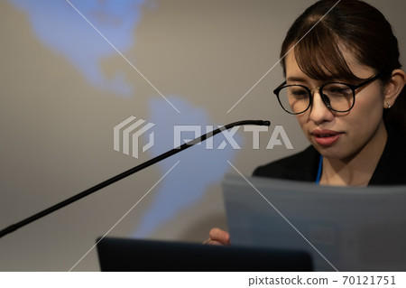 female, females, woman 70121751