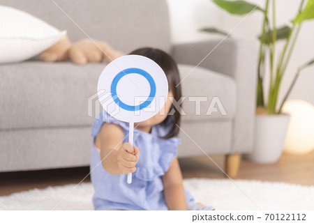 一個孩子手裡拿著丸松面板 一個孩子手裡拿著丸松面板 70122112