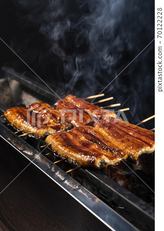 Charcoal-grilled eel 70122228
