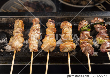 Charcoal-grilled chicken 70122244