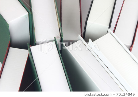 Lots of colourful books stand on the shelf 70124049