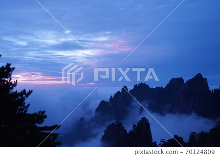 Sea of clouds in Huangshan, China 70124809