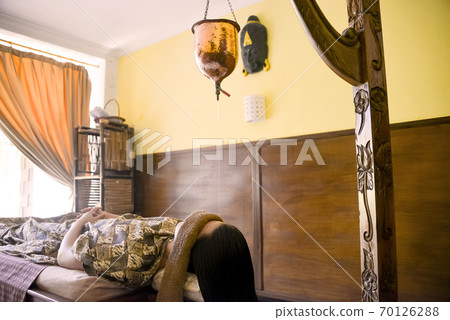 女人接受Shirodara 70126288