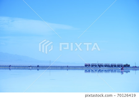 Superb view of Chaka salt lake in China 70126419