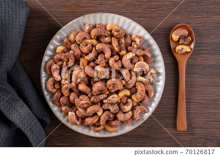 腰果 木製 木頭 背景 頂視圖 Cashew nuts in wooden bowl カシューナッツ 腰果 木製 木頭 背景 頂視圖 Cashew nuts in wooden bowl カシューナッツ 70126817