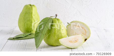 Guava guava wood background rustic leaf Guava white fruit leaf グアバ fruit 70126909