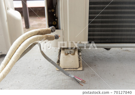 Air conditioner removal work Air conditioner removal work 70127840