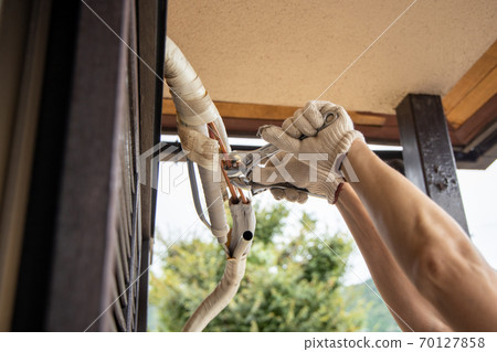 Air conditioner removal work Air conditioner removal work 70127858