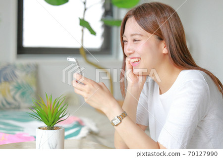 一個看到智能手機時開始大笑的女人 70127990