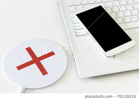 筆記本電腦,智能手機和丸松板帶白色背景 筆記本電腦,智能手機和丸松板帶白色背景 70128018