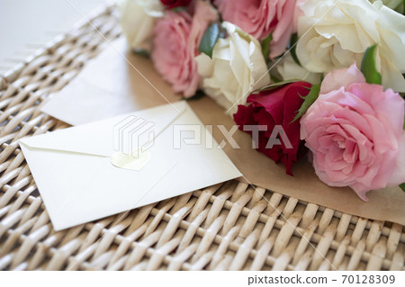 情書和玫瑰花束 70128309