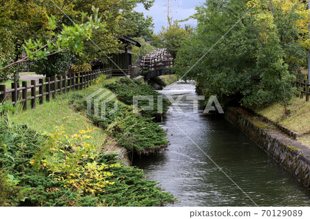 [富山縣]水道和茂密的樹木流經公園 70129089