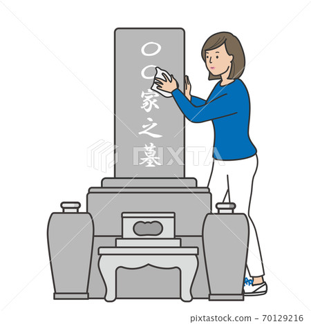 一個女人清理墓碑上的字母 70129216