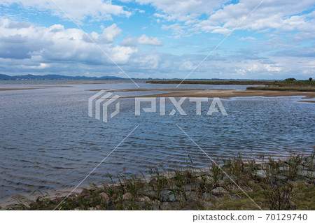 A refreshing view of the Nakaumi Iri River estuary and a clean, soothing photo A refreshing view of the Nakaumi Iri River estuary and a clean, soothing photo 70129740
