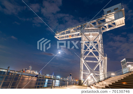 橫濱港未來鎚頭起重機的夜景 70130746