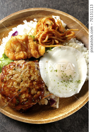 帶炸雞和那不勒斯的一盤式機車碗（頂視圖） 70131113