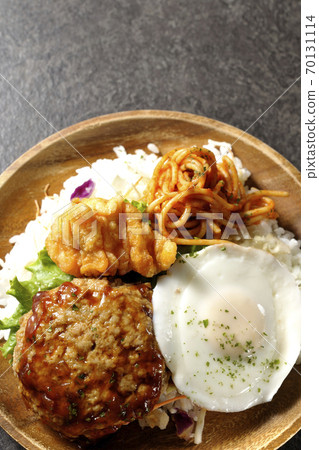 帶炸雞和那不勒斯的一盤式機車碗（頂視圖） 70131114