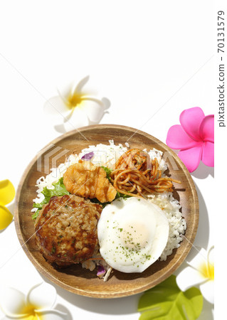 一盤機車碗,配炸雞和那不勒斯及雞蛋花(白色背景,鳥瞰圖) 一盤機車碗,配炸雞和那不勒斯及雞蛋花(白色背景,鳥瞰圖) 70131579