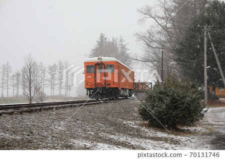 Kiha 22 type diesel train at Kofuku Station on the Hiroo Line in the falling snow Kiha 22 type diesel train at Kofuku Station on the Hiroo Line in the falling snow 70131746