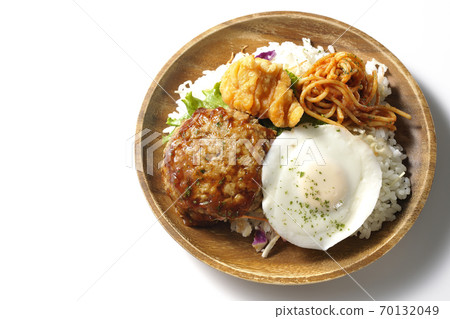 One-plate loco moco bowl with fried chicken and Neapolitan (white background, bird's-eye view) 70132049