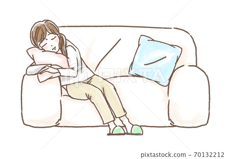 在沙發上休息的女人 70132212