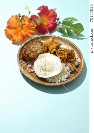 One plate loco moco bowl with fried chicken and napolitan and artificial flowers of hibiscus 70133039