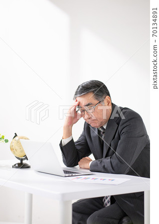 擔心的商人老人 70134891