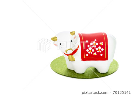 白牛和草的形象 70135141