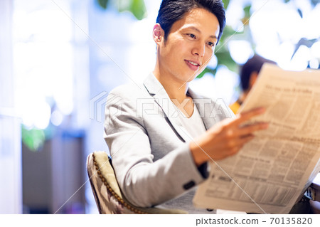 男子在一家咖啡館看報紙攝影合作:由bondolfi boncaffe提供動力的PARK6 男子在一家咖啡館看報紙攝影合作:由bondolfi boncaffe提供動力的PARK6 70135820