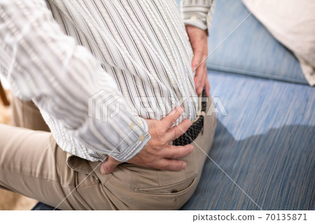 老人患背痛 70135871