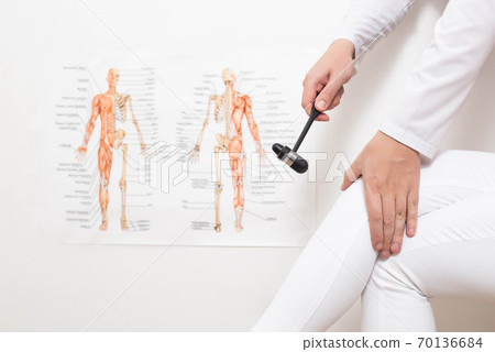 Doctor neuropathologist, with the help of a neurological molotov cocktail, checks the knee reflex of the conduction nerve of the femoral nerve. Pathology and treated neurological diseases Doctor neuropathologist, with the help of a neurological molotov cocktail, checks the knee reflex of the conduction nerve of the femoral nerve. Pathology and treated neurological diseases 70136684