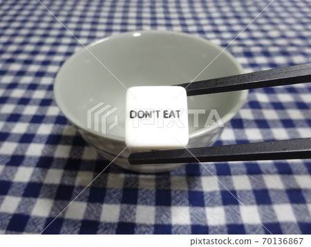 Grab the dice of "DON'T EAT" with chopsticks and appeal that you are on a diet Grab the dice of "DON'T EAT" with chopsticks and appeal that you are on a diet 70136867