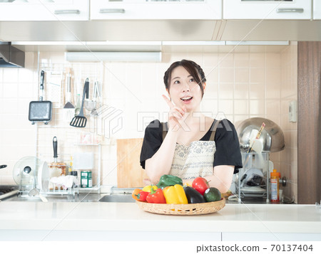 [廚房]家庭主婦：廚房裡的一位年輕女子 70137404