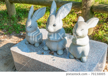 A stone statue of a rabbit holding hands of Izumo Taisha A stone statue of a rabbit holding hands of Izumo Taisha 70138005