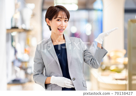 店員女性射擊合作 G禮物和生活方式 照片素材 圖片 圖庫 店員女性射擊合作 G禮物和生活方式 照片素材 圖片 圖庫