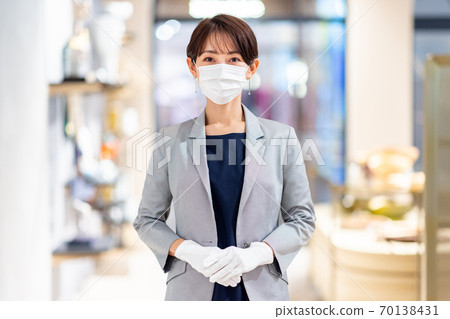 店員女性射擊合作：g禮物和生活方式 70138431